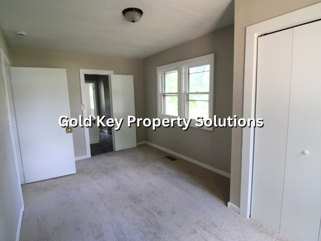 Building Photo - Nicely remodeled 2 BR 1 BA with Garage and...