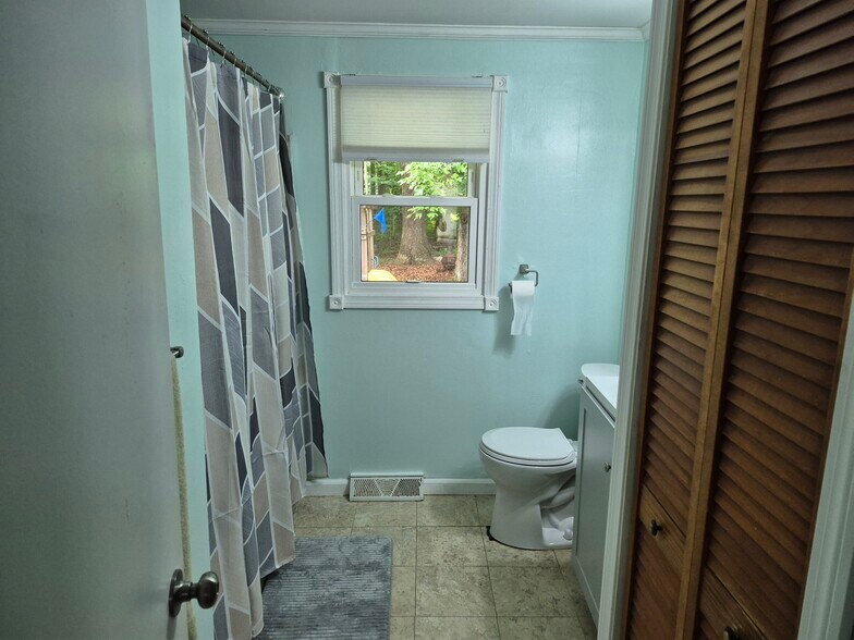 Shared bathroom - 223 Garnet St