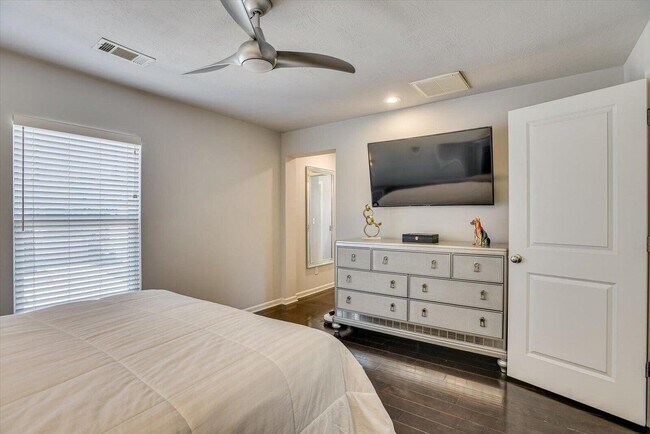 Building Photo - 685 Red Cedar Ct