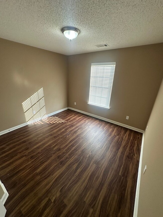 Building Photo - 105 Willow Point Dr