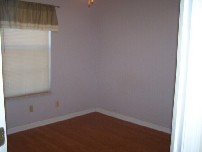 Building Photo - 2 Bath townhouse with hardwood floors and ...