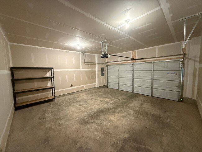 Building Photo - Beautiful 4BR Home with Garage & Modern Kitchen in Greenway Farms
