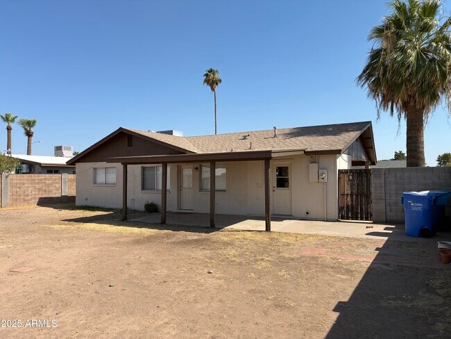 Building Photo - 2930 W Laurel Ln