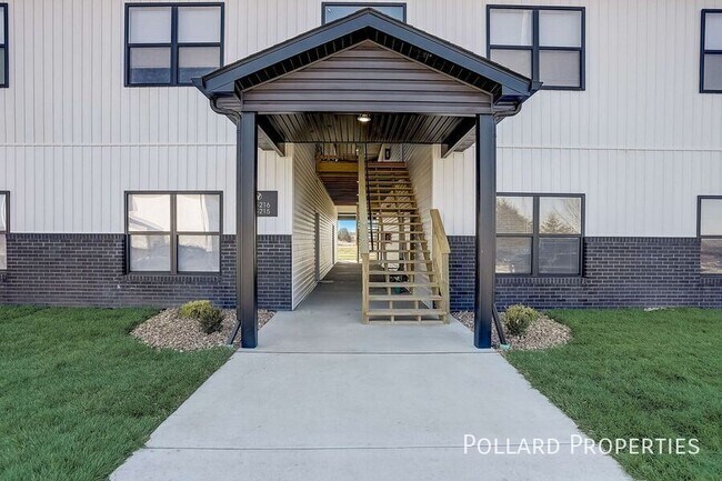 Building Photo - 615 Parkview Dr