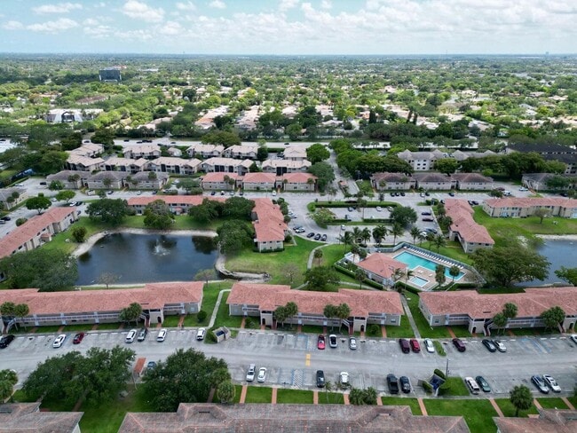 Building Photo - 10008 Twin Lakes Dr