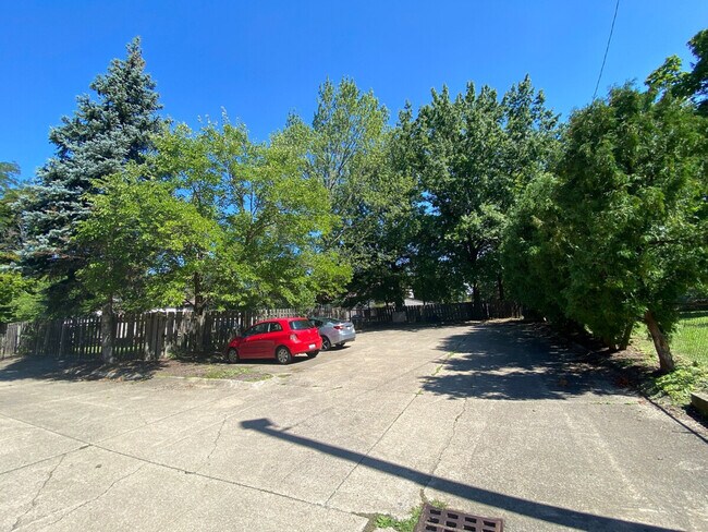 Building Photo - 1375 Rydalmount Rd