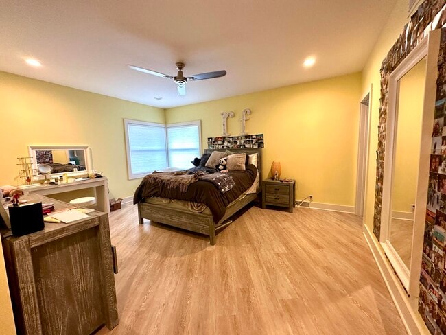 Building Photo - 4515 N Lake Dr