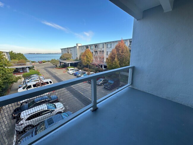 Building Photo - Two Bedroom Condo Available in Emeryville in Watergate Complex!! ALL BRAND NEW!!
