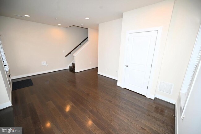 Building Photo - 2413 Glenallan Ave