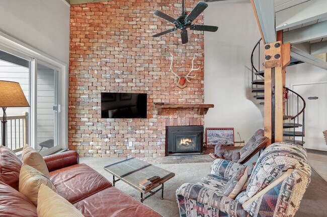 Building Photo - FREE MONTH RENT w/ 1 Year Lease - 3rd floo...