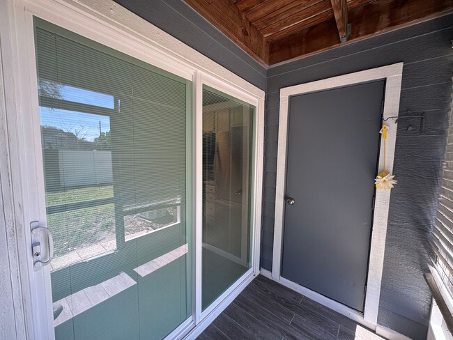 Building Photo - Charming 2-Bedroom Condo with Pool Access & Water Included – Prime Orlando Location