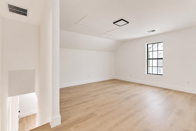 Building Photo - 960 Blythe St