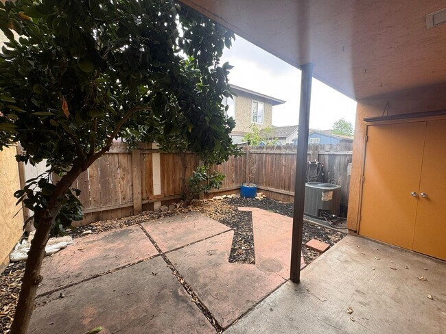 Building Photo - Modern 3-Bedroom Townhome with Garage & Pr...