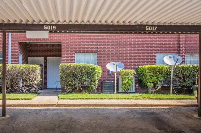 Building Photo - RENOVATED Birchman Place Townhomes!