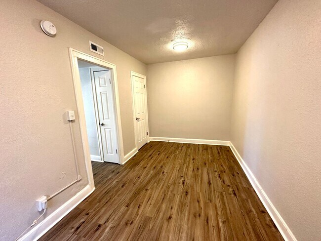 Building Photo - Pet Friendly - Completely Renovated 2nd Fl...