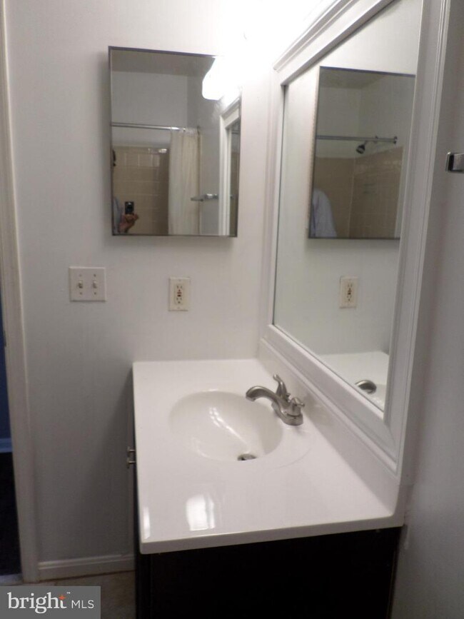 Building Photo - 5372 Bedford Terrace