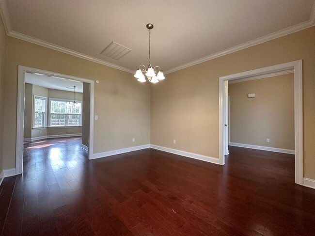 Building Photo - Perfect on Pineflat!