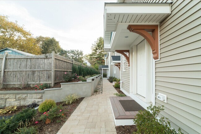 Building Photo - Luxury 3-Bed/1.5 Bath East Rock Condo Avai...