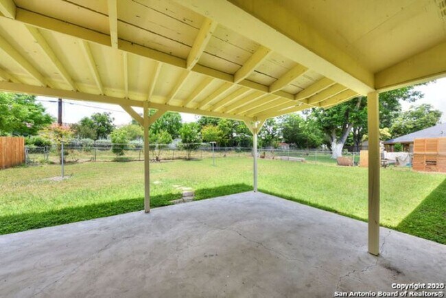 Building Photo - 3 Bedroom/1 Bath Sunset Hill Subdivision