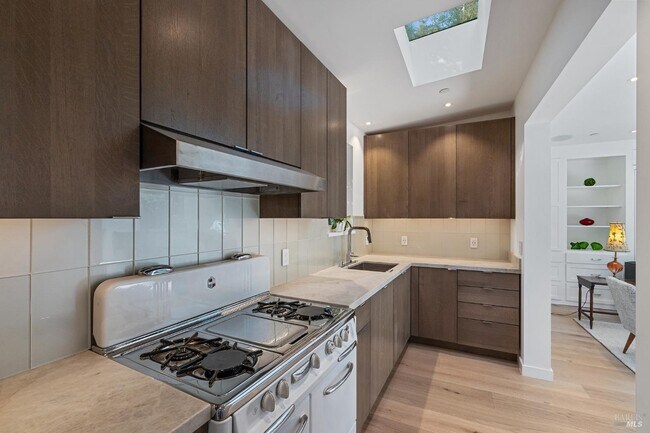 Building Photo - 15 Heuters Ln