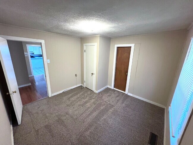 Building Photo - 680 Arms Dr