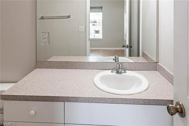 Building Photo - 2130 NE 8th Pl