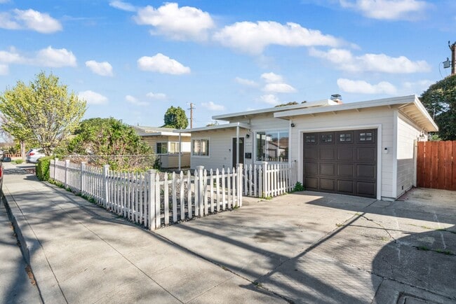 Building Photo - Move-In Ready Gem with Convenient Location