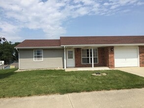 Building Photo - New Listing in Albion, Indiana!