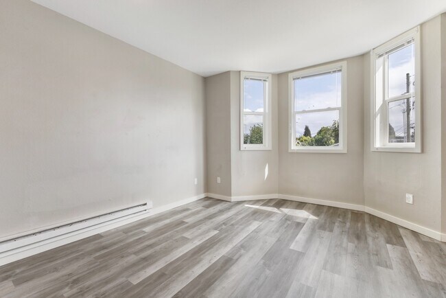 Building Photo - Charming 3BR Home in Heart of Tacoma - Modern Amenities & Prime Location!