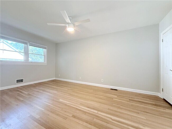 Building Photo - 1980 Kilburn Dr NE