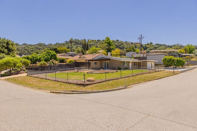 Building Photo - Oak View Abode