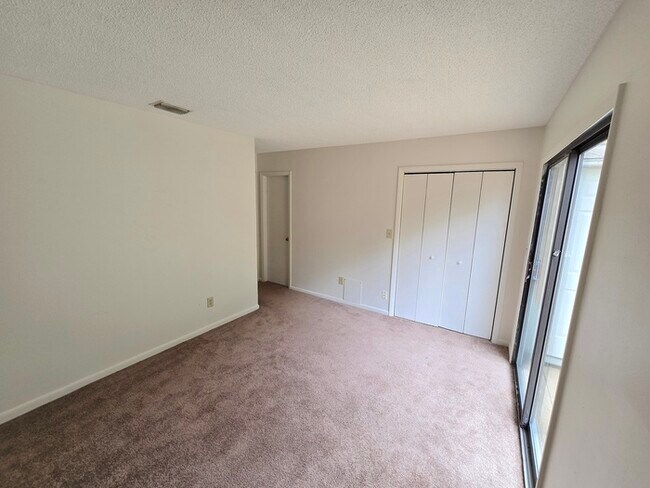 Building Photo - Awesome 3 Bed / 2 Bath Townhome with Open ...