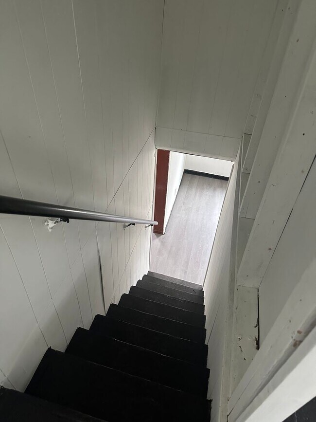 Building Photo - Three Bedroom Single Family House