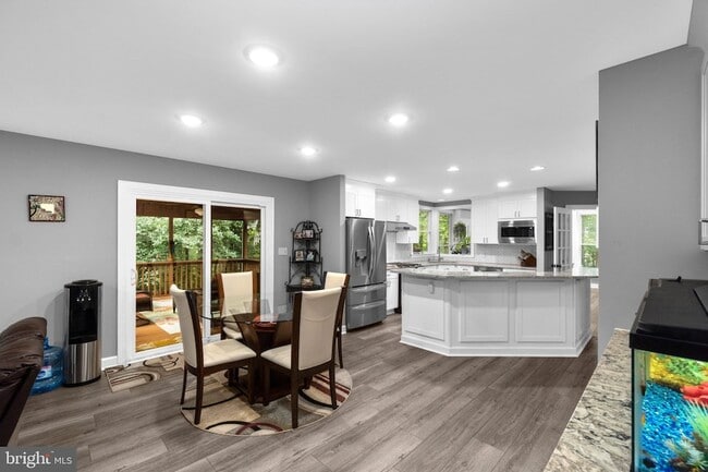 Building Photo - 6874 Caravan Ct