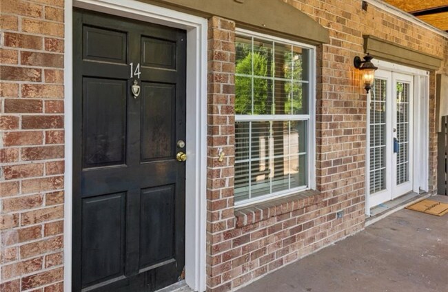 Building Photo - 6980 Roswell Rd