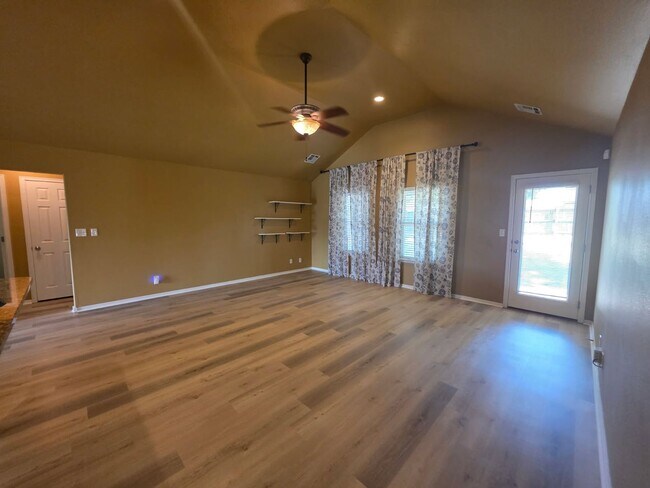 Building Photo - Beautiful home offers open floor plan with...