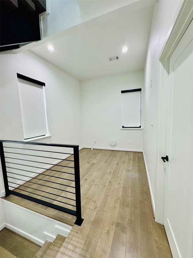 Building Photo - 525 Memorial Heights Dr