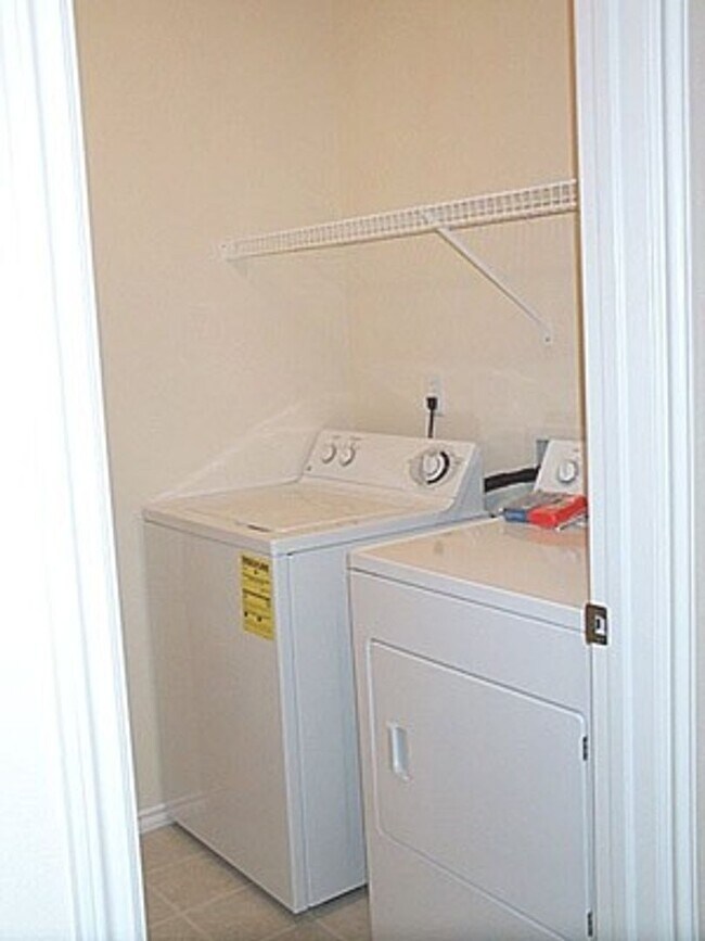 Building Photo - Walnut Grove 2 Bedroom, 2 Bath Condominium