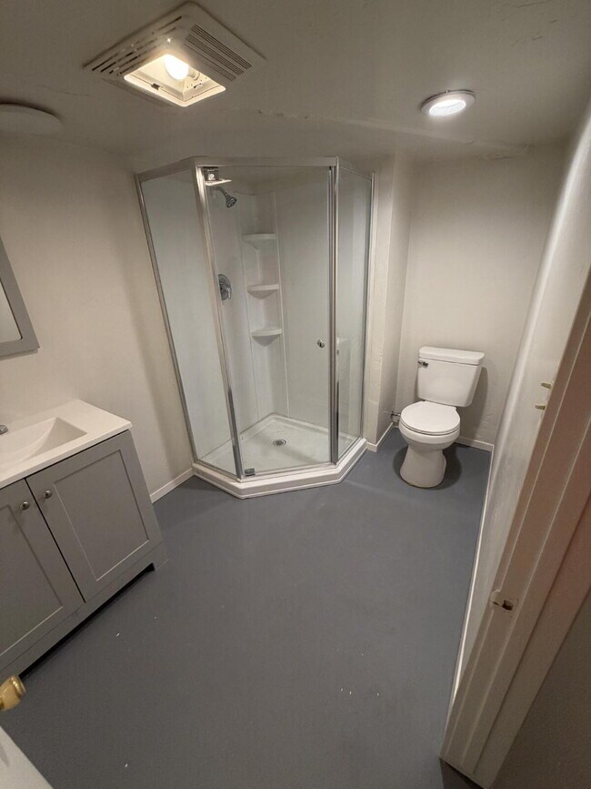 Building Photo - 2 Bed 1 Bath Unit Close to Main Street. All Utilities Included