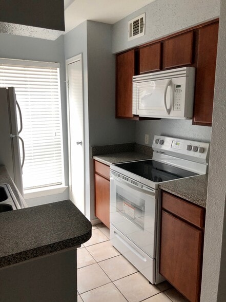 Building Photo - 3506 Cove View Blvd