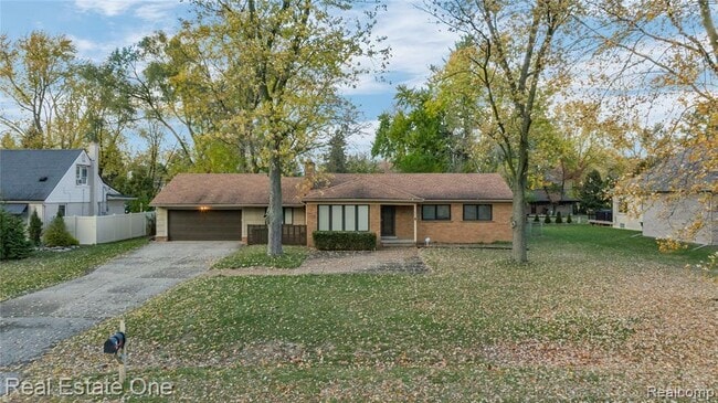 Building Photo - 2360 Pine View Dr