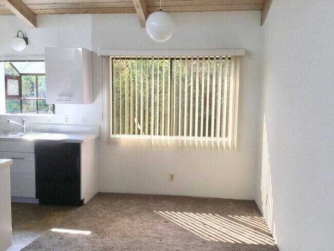 Building Photo - 2493 1/2 S Barrington Ave