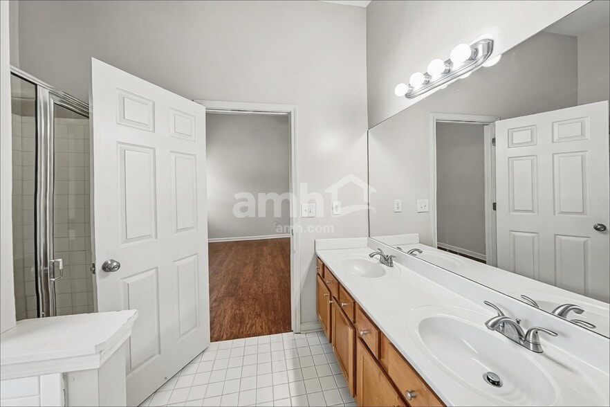 Building Photo - 840 James Ridge Dr