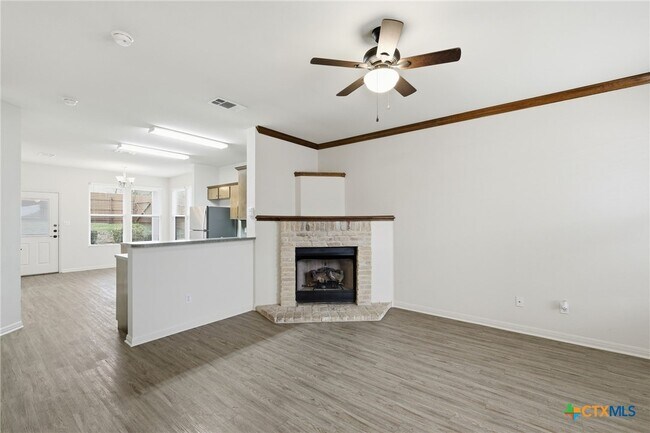 Building Photo - 2215 Dry Creek Dr