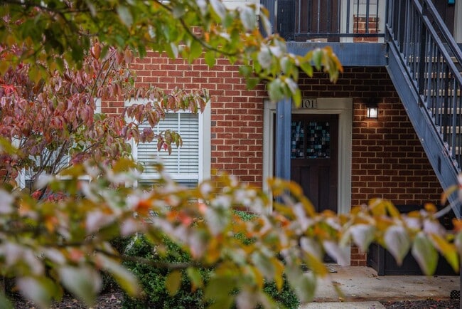 Building Photo - 2 Bedroom/ 2 bath - entry level END UNIT with side balcony- Fully Furnished and only a $500 depos...