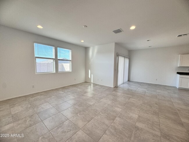 Building Photo - 1137 W Chimes Tower Dr