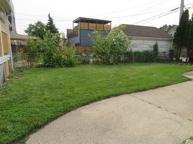 Building Photo - 6957 W Fletcher St