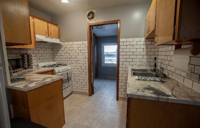 Building Photo - 1316 W Dean Ave