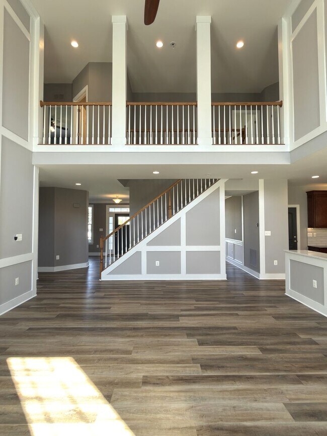 Building Photo - Spacious 4 Bed 3.5 Bath Home in Round Hill VA For Rent!