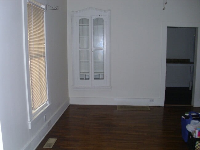 Building Photo - 2 bedroom house with garage